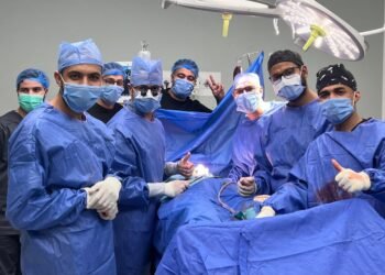 جراحه دقيقه بمستشفى الطوارئ الجامعي بسوهاج تنقذ شابًا من نزيف حول القلب إثر سقوطه على سيخ حديد اخترق صدره