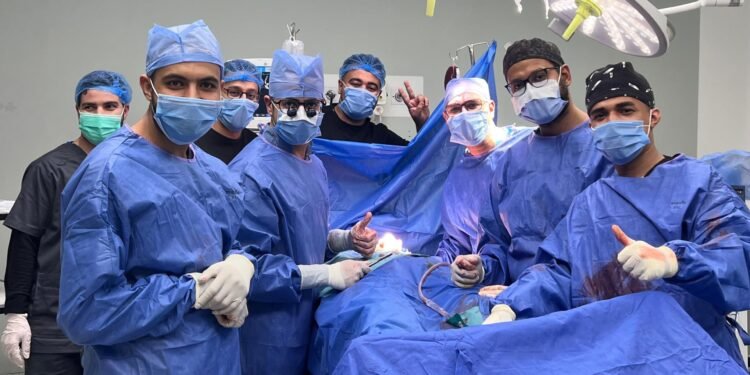 جراحه دقيقه بمستشفى الطوارئ الجامعي بسوهاج تنقذ شابًا من نزيف حول القلب إثر سقوطه على سيخ حديد اخترق صدره