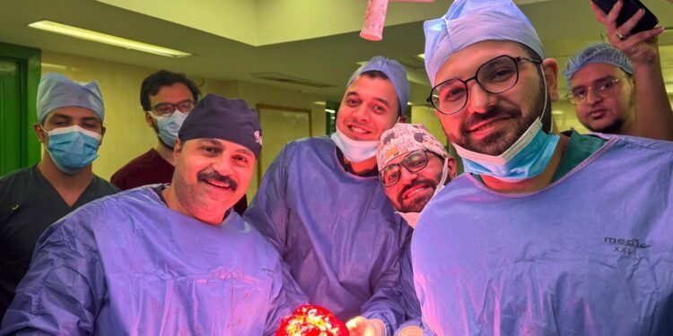 بعد جراحة معقدة.. فريق طبي بسوهاج الجامعي ينهي معاناة سيدة ويستئصل ورم نادر بالبنكرياس يزن ١٥ كيلو