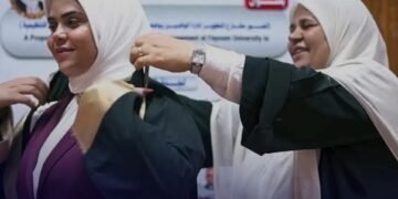 قصة ام مصرية مكافحة لديها 8فتيات يحملن درجة الدكتوراة