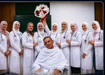 عامل بسيط ربي 8 فتيات أصبحوا طبيبات