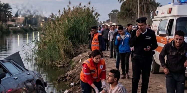 إصابة 3 شباب في حادث انقلاب سيارة داخل ترعة بنجع حمادي بمركز طهطا بسوهاج