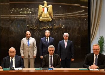 رئيس الوزراء يشهد توقيع عقدين بشأن نقل وتوزيع وشراء الطاقة الكهربائية النظيفة لمشروعات المنطقة الاقتصادية لقناة السويس