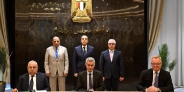 رئيس الوزراء يشهد توقيع عقدين بشأن نقل وتوزيع وشراء الطاقة الكهربائية النظيفة لمشروعات المنطقة الاقتصادية لقناة السويس