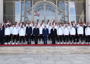 الرئيس السيسي يستقبل منتخب مصر في العلمين ويمنحهم كأس الفخر ووسام التقدير بعد أداء بطولي في مونديال 2026