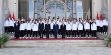 الرئيس السيسي يستقبل منتخب مصر في العلمين ويمنحهم كأس الفخر ووسام التقدير بعد أداء بطولي في مونديال 2026