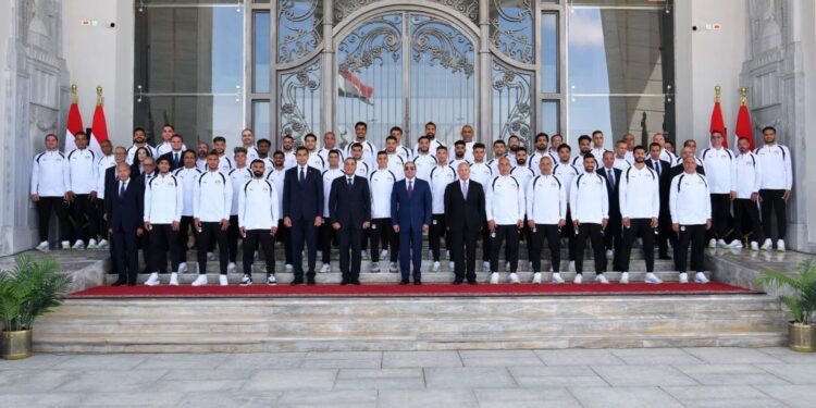 الرئيس السيسي يستقبل منتخب مصر في العلمين ويمنحهم كأس الفخر ووسام التقدير بعد أداء بطولي في مونديال 2026
