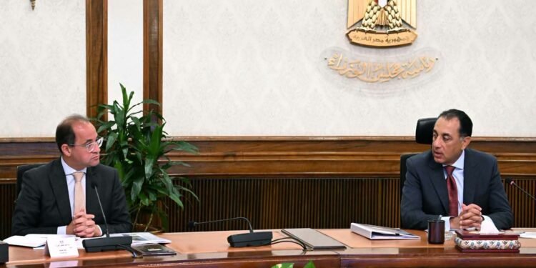 رئيس الوزراء يتابع مستجدات الموقف التنفيذي لمشروعات الطاقة الجديدة والمتجددة