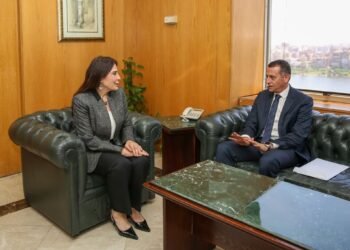 وزيرة الإسكان ومحافظ أسوان يبحثان موقف منظومة مياه الشرب والصرف الصحي بالمحافظة