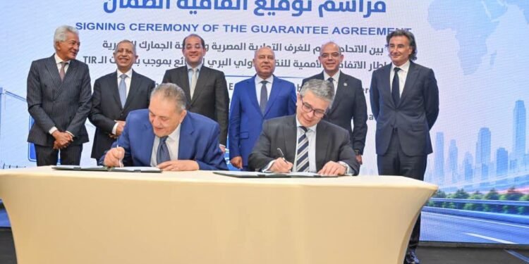 وزير الاستثمار والتجارة الخارجية يشهد توقيع اتفاقية الضمان بين الاتحاد العام للغرف التجارية ومصلحة الجمارك المصرية للنقل الدولي البري للبضائع