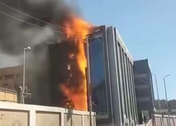 محافظ أسوان يتابع جهود السيطرة الفورية على حريق أعلى سطح مستشفى الجراحة.. ونقل المرضى إحترازياً إلى مستشفيات الصداقة والباطنة دون وقوع أى إصابات