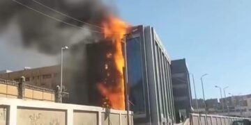 محافظ أسوان يتابع جهود السيطرة الفورية على حريق أعلى سطح مستشفى الجراحة.. ونقل المرضى إحترازياً إلى مستشفيات الصداقة والباطنة دون وقوع أى إصابات