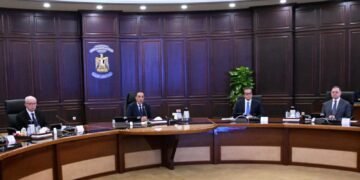 مدبولي: جار تنفيذ تكليفات الرئيس للعمالة غير المنتظمة والمهن الحرة والعاملين بالخارج وحصولهم على الحماية الاجتماعية والرعاية الصحية