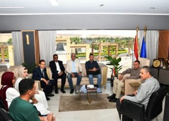 محافظ أسوان يبحث مع وفد مركز إبداع مصر الرقمية سبل دعم التحول الرقمى وتأهيل الشباب لسوق العمل