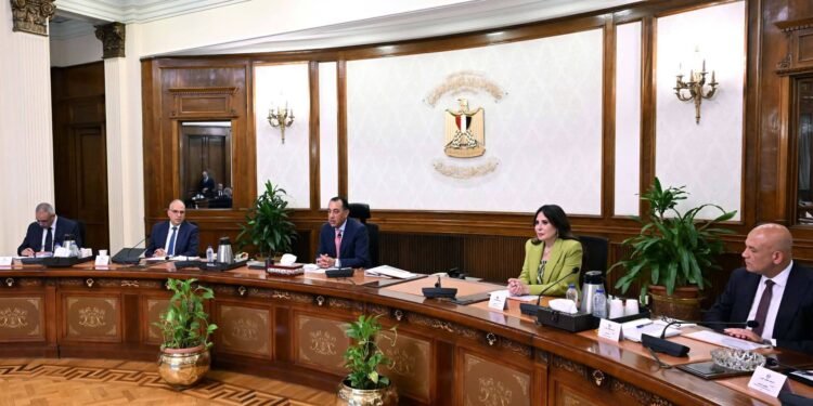 رئيس الوزراء يتابع عدداً من ملفات العمل المشتركة بين وزارتي الري والإسكان
