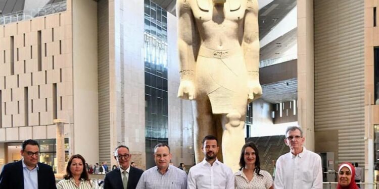 رئيس جمهورية الجبل الأسود وحرمه يزوران المتحف المصري الكبير