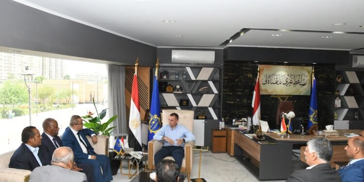 لتعظيم الموارد الذاتية وتعزيز كفاءة الأداء المالى .. محافظ أسوان يبحث مع المديرية المالية آليات زيادة الإيرادات وتطوير الكوادر البشرية