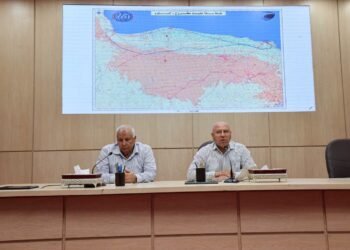 وزير النقل ومحافظ مطروح يلتقيان مشايخ القبائل لبحث تطوير سكة حديد مطروح–السلوم وتشغيل أتوبيسات جديدة