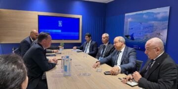 وزير الطيران المدني يبحث مع مسؤولي شركة «رولز-رويس» العالمية سبل تعزيز الشراكة لدعم تحديث أسطول الناقل الوطني لمواكبة خطط التوسع المستقبلية