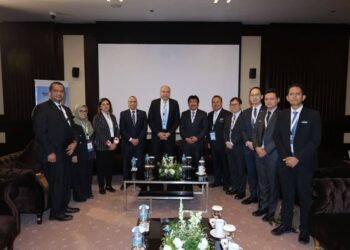 وزير الطيران المدني يعقد سلسلة لقاءات ثنائية مع رؤساء المنظمات الدولية والوفود المشاركة لتعزيز التعاون في مجال النقل الجوي