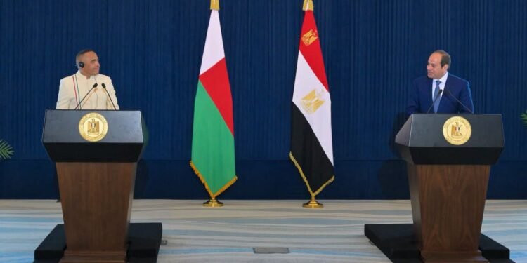السيسي يستقبل رئيس مدغشقر بالعلمين ويؤكد دعم مصر الكامل لخارطة الطريق وتعزيز التعاون الاقتصادي