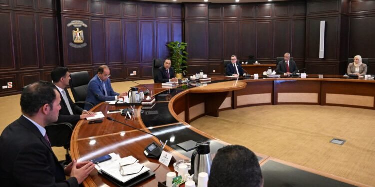 مدبولي: الحكومة مستمرة في توفير الأراضي الصناعية المرفقة لتلبية احتياجات المستثمرين الصناعيين الجادين