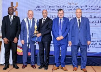 اتحاد الإعلاميين الأفريقي الآسيوي يكرّم الإعلامي الموريتاني محمد سالم ولد الداه بالقاهرة تقديراً لمسيرته العربية والأفريقية
