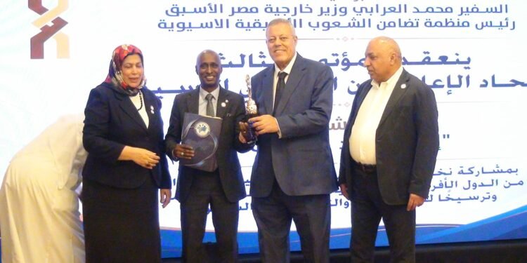 اتحاد الإعلاميين الأفريقي الآسيوي يكرّم الدكتور عبد الرازق كرار تقديراً لإسهاماته الفكرية والإعلامية