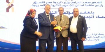 اتحاد الإعلاميين الأفريقي الآسيوي يكرّم الكاتب الصحفي عطية عيسوي تقديراً لإسهاماته في تعزيز الوعي بالقضايا الأفريقية