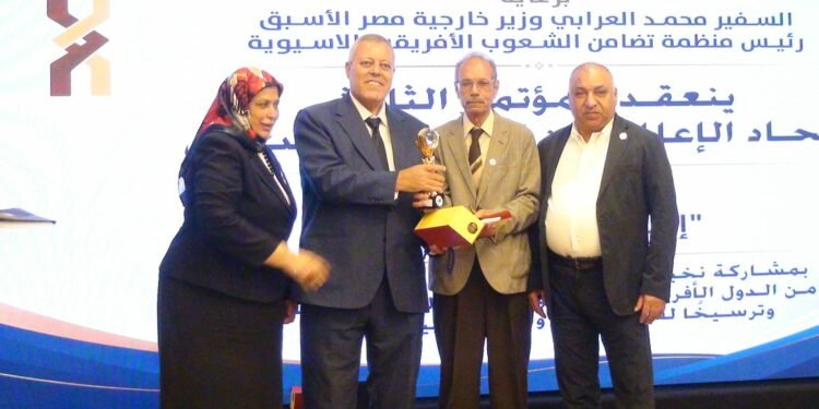 اتحاد الإعلاميين الأفريقي الآسيوي يكرّم الكاتب الصحفي عطية عيسوي تقديراً لإسهاماته في تعزيز الوعي بالقضايا الأفريقية