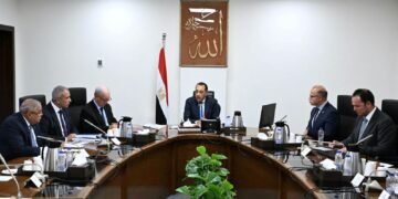 رئيس الوزراء يناقش مقترحات نقل ملكية عدد من الشركات القابضة وشركاتها التابعة من قطاع الأعمال العام