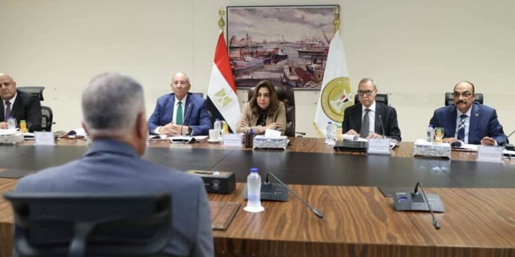 وزيرة التنمية المحلية والبيئة تترأس اللجنة العليا للقيادات بالوزارة لبدء المقابلات الشخصية لـ 1370 من المتقدمين لمسابقة الوظائف القيادية بالمحافظات