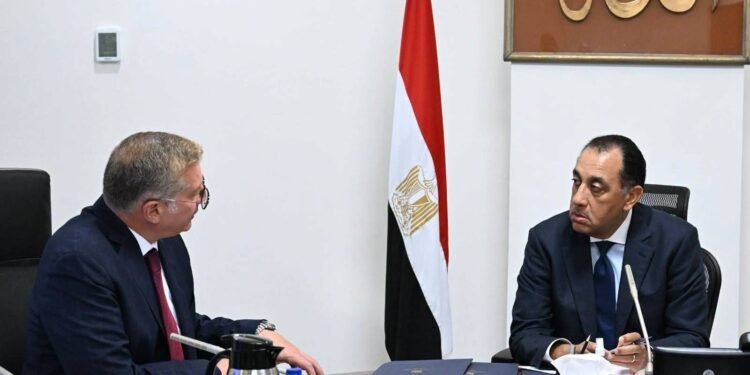 رئيس الوزراء يتابع مع وزير البترول عدداً من ملفات العمل