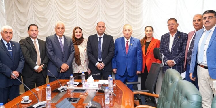 وزير العمل يبحث مع اتحاد المستثمرين تعزيز التعاون في التدريب المهني وتوفير العمالة الماهرة للمناطق الصناعية والاستثمارية