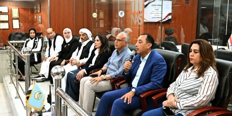 رئيس الوزراء يزور مركز سيطرة الشبكة الوطنية للطوارئ والسلامة العامة بديوان عام المحافظة..ويستمع لمطالب أعضاء مجلسي النواب والشيوخ عن محافظة مطروح