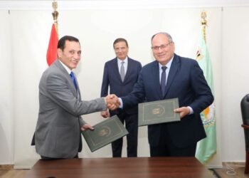 وزير الزراعة يشهد توقيع اتفاق بين “الريف المصري الجديد” و”مركز البحوث الزراعية” للتوسع في إنتاج هجن الطماطم بمنطقة المغرة