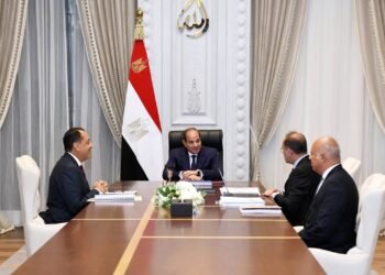 السيسي يجتمع بمدبولي ووزير المالية.. ويوجه بحظر الإنشاءات على مسافة 200 متر من الشواطئ