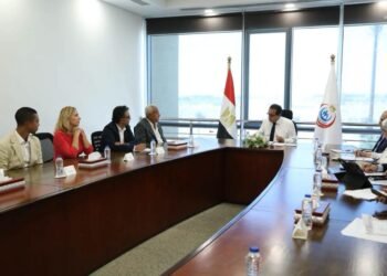 وزير الصحة يبحث مع الأهلية هيلث كير التوسع في جراحات استبدال المفاصل بتقنية الروبوت