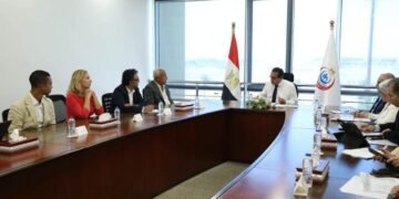 وزير الصحة يبحث مع الأهلية هيلث كير التوسع في جراحات استبدال المفاصل بتقنية الروبوت