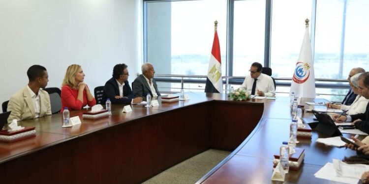 وزير الصحة يبحث مع الأهلية هيلث كير التوسع في جراحات استبدال المفاصل بتقنية الروبوت