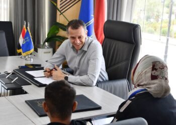 محافظ أسوان يواصل لقاءاته الجماهيرية الأسبوعية بالإستماع إلى 38 طالب وطالبة وتلبية إحتياجاتهم
