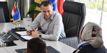 محافظ أسوان يواصل لقاءاته الجماهيرية الأسبوعية بالإستماع إلى 38 طالب وطالبة وتلبية إحتياجاتهم