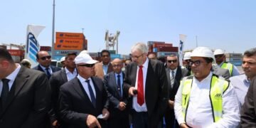 وزير النقل يكرم 74 من أبطال ميناء دمياط تقديرًا لملحمة احتواء حادث سفينة التغويز وناقلة الغاز
