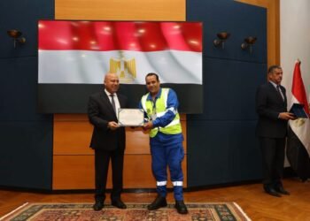 وزير النقل يكرم 74 من أبطال ميناء دمياط تقديرًا لملحمة احتواء حادث سفينة التغويز وناقلة الغاز