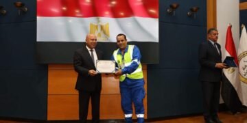 وزير النقل يكرم 74 من أبطال ميناء دمياط تقديرًا لملحمة احتواء حادث سفينة التغويز وناقلة الغاز