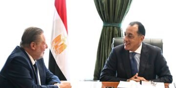 رئيس الوزراء يلتقي محافظ البنك المركزي لمتابعة جهود التنسيق المشترك في عدد من الملفات الاقتصادية