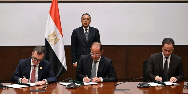 رئيس الوزراء يشهد إنجازاً تاريخياً جديداً بتوقيع اتفاقية تسوية مديونية الهيئة الوطنية للإعلام