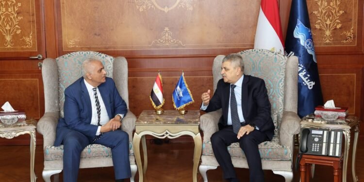 الفريق أسامة ربيع يبحث سبل التعاون المشترك مع السفير المصري ببنما