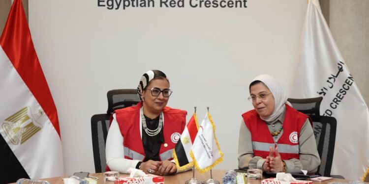 «يوم التطوع» بالمركز العام للهلال الأحمر لتعبئة المساعدات الإنسانية