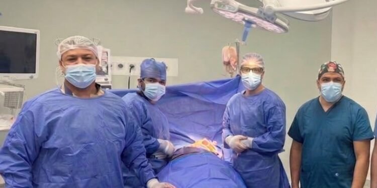 فريق جراحة القلب والصدر بمستشفي الطوارئ بجامعة سوهاج ينقذ مصابًا من طعنة نافذة بالصدر